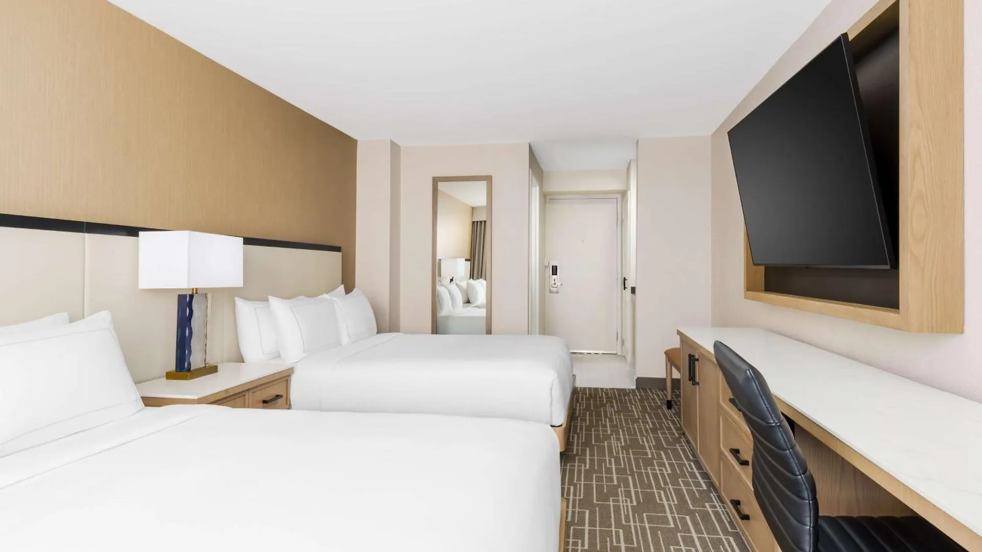 Doubletree By Hilton Charlotte City Center 4*,